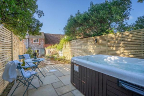 Luxury 1 bed cottage with hot tub and log burner